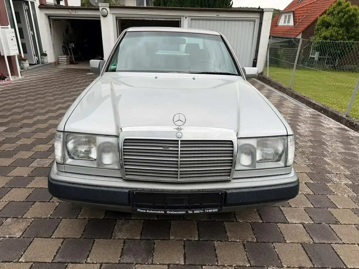 Gebraucht Mercedes 200 118 PS (86 kW) 1990 Silber Limousine