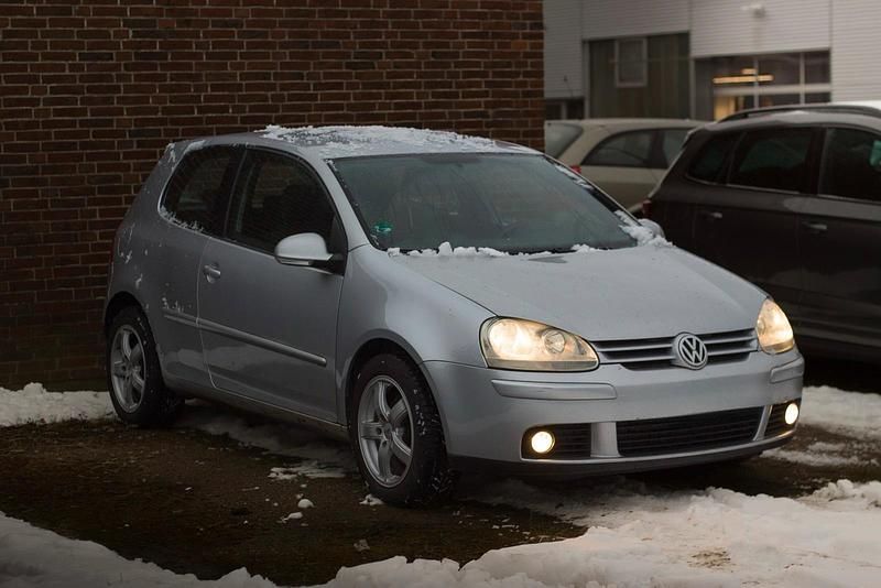 Grau Gebraucht 2005 VW Golf V Kleinwagen | 1.200 € (Superpreis) - Bild 1/4