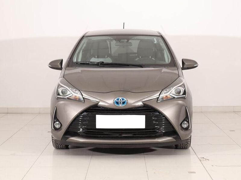 Gebraucht Toyota Yaris Hybrid Team 101 PS (74 kW) 2018 Gray (metallic) Limousine