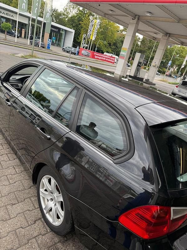 Gebraucht BMW 320 170 PS (125 kW) 2008 Schwarz Limousine
