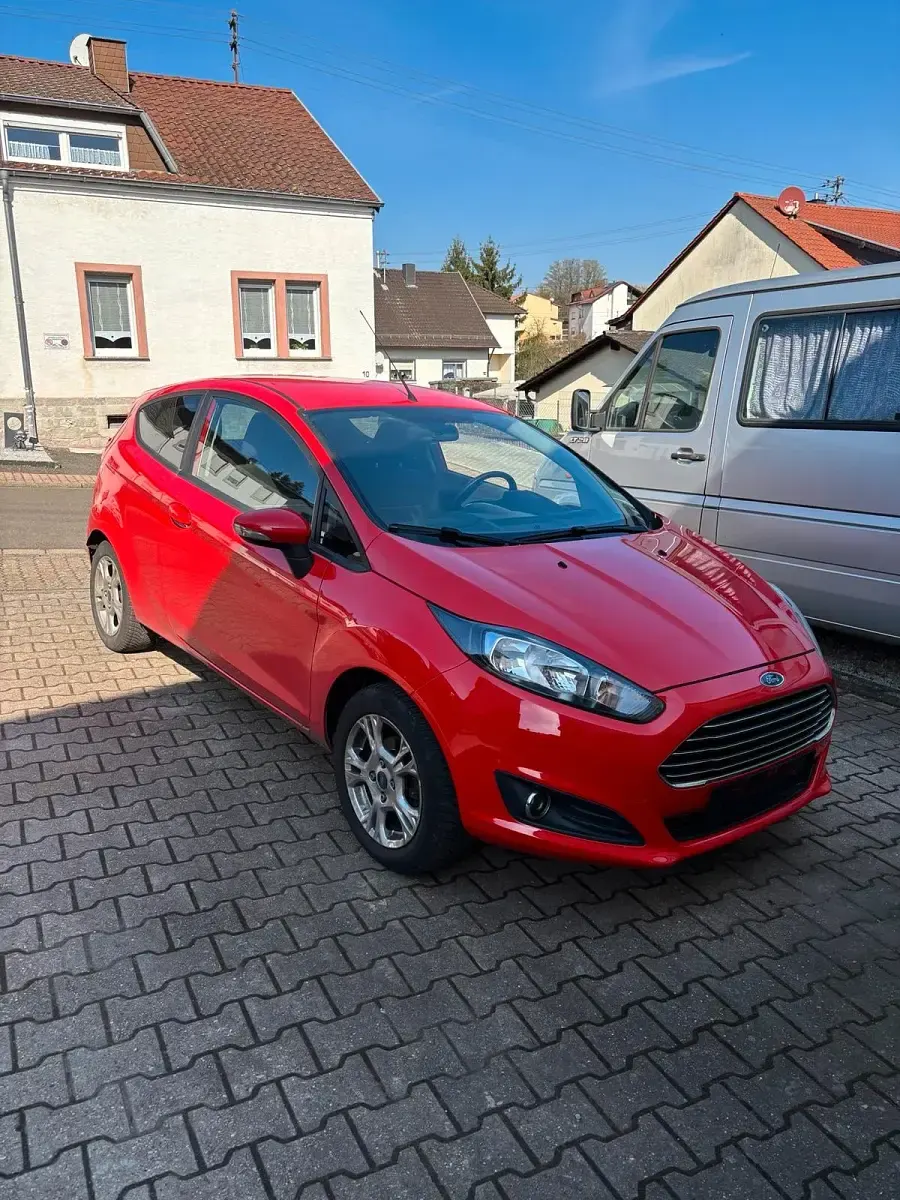 Gebraucht Ford Fiesta 80 PS (58 kW) 2014 Rot Kleinwagen