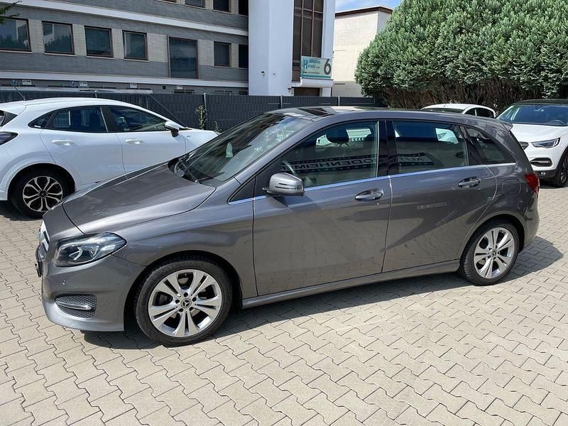 Grau Gebraucht 2017 Mercedes B200 Van / Kleinbus | 16.800 € (Guter Preis) - Bild 1/4