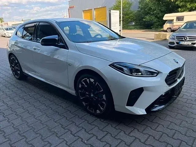 Gebraucht BMW M135 Sport Line 300 PS (220 kW) 2025 Weiß Kleinwagen