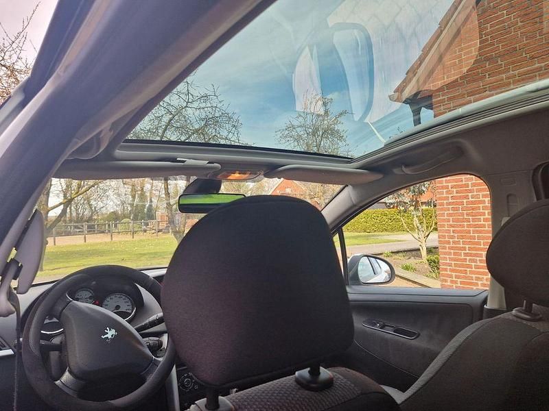 Gebraucht Peugeot 207 Premium 95 PS (69 kW) 2011 Weiß Kombi