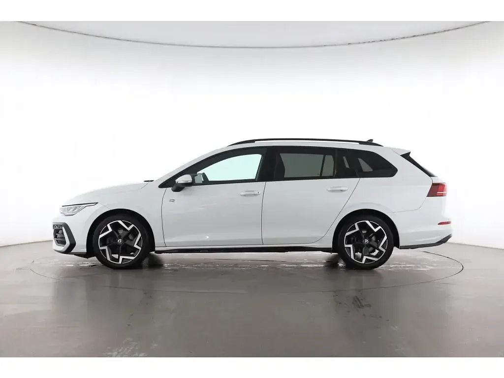 Gebraucht VW Golf VIII R-line 150 PS (110 kW) 2025 Oryxweiß perlmuteffekt Kombi