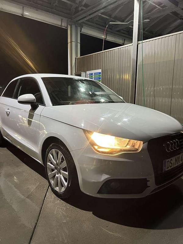 Gebraucht Audi A1 Attraction 86 PS (63 kW) 2013 Weiß Kleinwagen