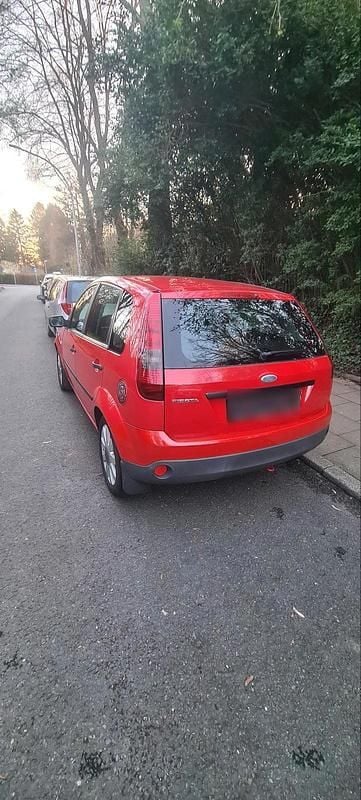 Gebraucht Ford Fiesta 101 PS (74 kW) 2004 Rot Kleinwagen