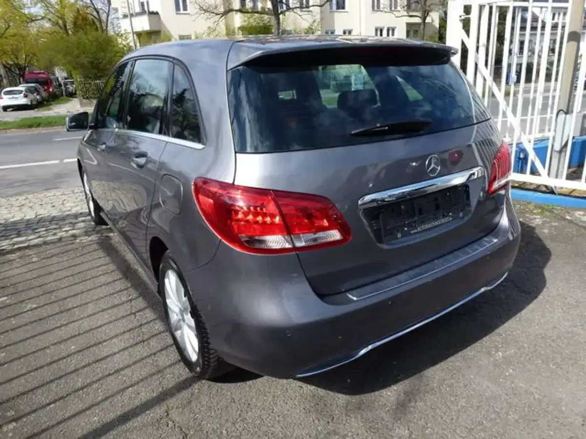 Gebraucht Mercedes B180 Style 122 PS (89 kW) 2016 Grau Kleinwagen