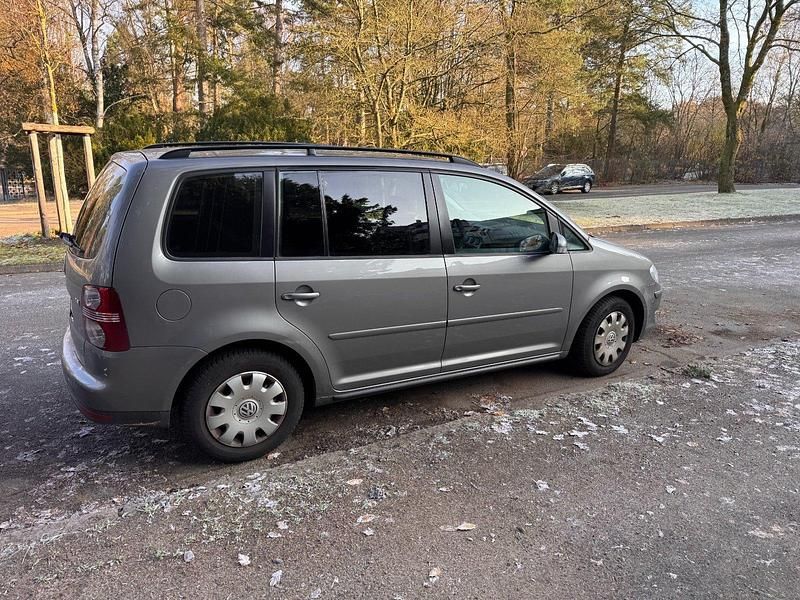 Grau Gebraucht 2007 VW Touran Van / Kleinbus | 2.100 € (Guter Preis) - Bild 1/4