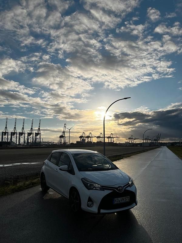 Weiß Gebraucht 2014 Toyota Yaris Kleinwagen | 7.500 € (Teuer) - Bild 1/4