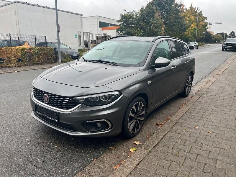 Grau Gebraucht 2016 Fiat Tipo Lounge Kombi | 7.199 € (Fairer Preis) - Bild 1/4