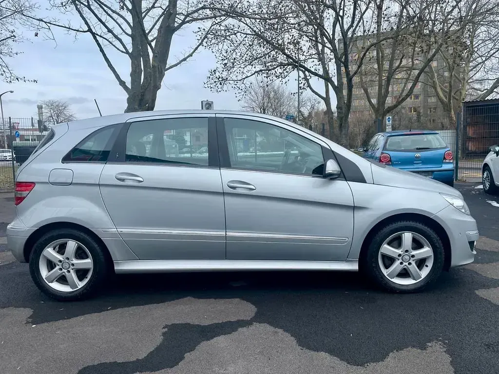 Gebraucht Mercedes B180 109 PS (80 kW) 2011 Silber Kleinwagen