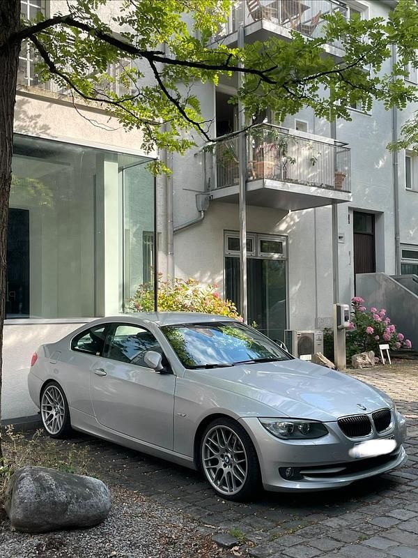 Silber Gebraucht 2011 BMW 335 Coupé | 24.999 € (Teuer) - Bild 1/4