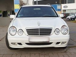 Weiß Gebraucht 1999 Mercedes E240 Classic Kombi | 2.400 €
