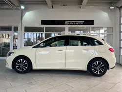 Hellelfenbein Gebraucht 2022 Mercedes B180 Van / Kleinbus | 17.490 € (Guter Preis)