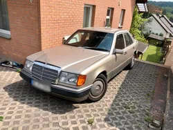 Beige Gebraucht 1990 Mercedes E200 Limousine | 2.500 €