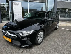 Unilack nachtschwarz Gebraucht 2018 Mercedes A200 Limousine | 17.880 € (Fairer Preis)