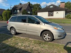 Grau Gebraucht 2007 Toyota Sienna Van / Kleinbus | 4.000 €