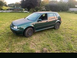 Grün Gebraucht 2000 VW Golf IV Kleinwagen | 250 €