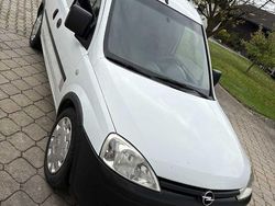 Weiß Gebraucht 2011 Opel Combo Van / Kleinbus | 4.299 € (Etwas zu teuer)