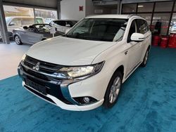 Weiß Gebraucht 2016 Mitsubishi Outlander P-HEV Plus SUV | 15.999 € (Fairer Preis)