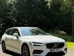 Weiß Gebraucht 2018 Volvo V60 Momentum Kombi | 15.000 €