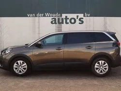 Grau Gebraucht 2020 Peugeot 5008 Active Van / Kleinbus | 14.399 € (Guter Preis)