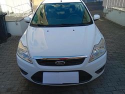 Weiß Gebraucht 2009 Ford Focus Limousine | 2.450 € (Fairer Preis)