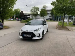 Platinweiss metallic pearl bicolor Gebraucht 2025 Toyota Yaris Hybrid Limousine | 27.490 € (Teuer)