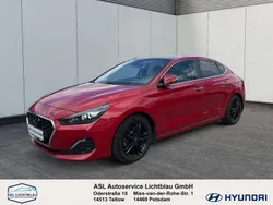 Rot Gebraucht 2018 Hyundai i30 Premium Limousine | 15.650 € (Etwas zu teuer)