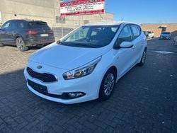 Weiß Gebraucht 2014 Kia Ceed Edition 7 Limousine | 3.999 € (Guter Preis)