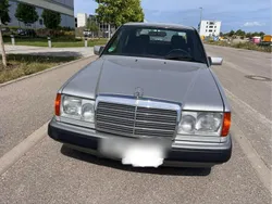 Grau Gebraucht 1993 Mercedes E220 Limousine | 4.900 €