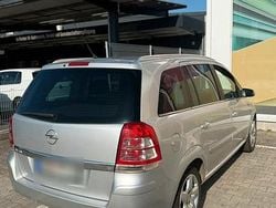 Grau Gebraucht 2008 Opel Zafira Van / Kleinbus | 2.450 € (Fairer Preis)