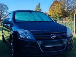 Grün Gebraucht 2004 Opel Astra Limousine | 1.950 € (Etwas zu teuer)