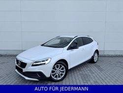 Weiß Gebraucht 2016 Volvo V40 CC Momentum Kombi | 15.980 € (Fairer Preis)