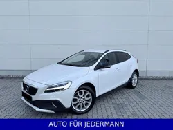 Weiß Gebraucht 2016 Volvo V40 CC Momentum Kombi | 15.980 € (Fairer Preis)