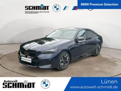 Blau Gebraucht 2024 BMW 530e M Sport Limousine | 74.890 €