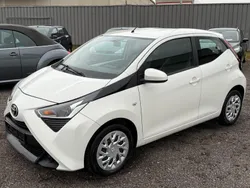 Weiß Gebraucht 2021 Toyota Aygo Play Kleinwagen | 7.900 € (Guter Preis)