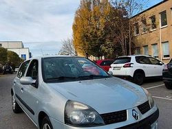 Silber Gebraucht 2005 Renault Clio II Limousine | 2.780 € (Fairer Preis)