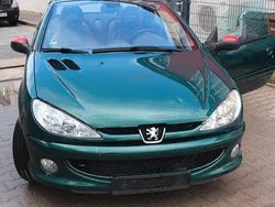 Grün Gebraucht 2003 Peugeot 206 CC Roland Garros Cabrio | 1.650 € (Fairer Preis)