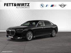 Black sapphire metallic Gebraucht 2024 BMW 750e Limousine | 115.800 € (Teuer)