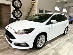 Weiß Gebraucht 2017 Ford Focus ST Kombi | 9.500 € (Guter Preis)
