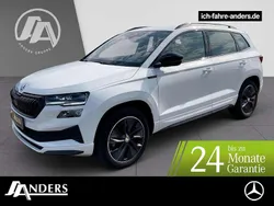 Weiß moonweiss Gebraucht 2024 Skoda Karoq SportLine SUV | 37.394 € (Fairer Preis)