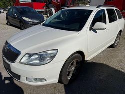 Weiß Gebraucht 2012 Skoda Octavia Elegance Kombi | 1.650 €