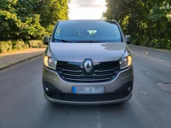 Grau Gebraucht 2017 Renault Traffic Van / Kleinbus | 21.500 €