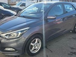Grau Gebraucht 2015 Hyundai i20 Intro Edition Limousine | 7.900 € (Superpreis)