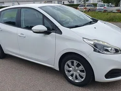 Weiß Gebraucht 2015 Peugeot 208 Active Kleinwagen | 5.750 € (Guter Preis)