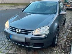 Grau Gebraucht 2004 VW Golf V Kleinwagen | 2.600 € (Fairer Preis)