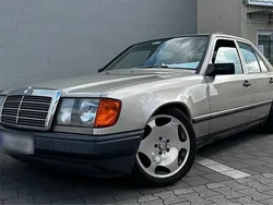 Silber Gebraucht 1988 Mercedes E260 Limousine | 4.900 €