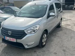 Grau Gebraucht 2017 Dacia Dokker Lauréate Van | 9.900 € (Teuer)
